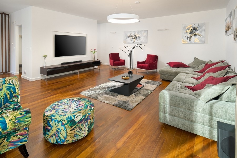 Wohnzimmer mit Sofaecke und Holzboden