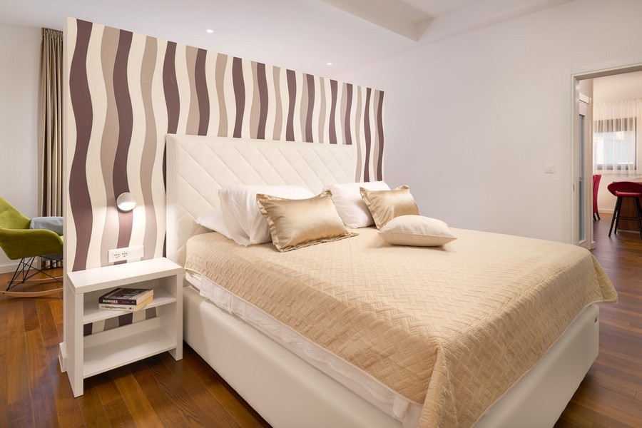 Helles Schlafzimmer mit Doppelbett