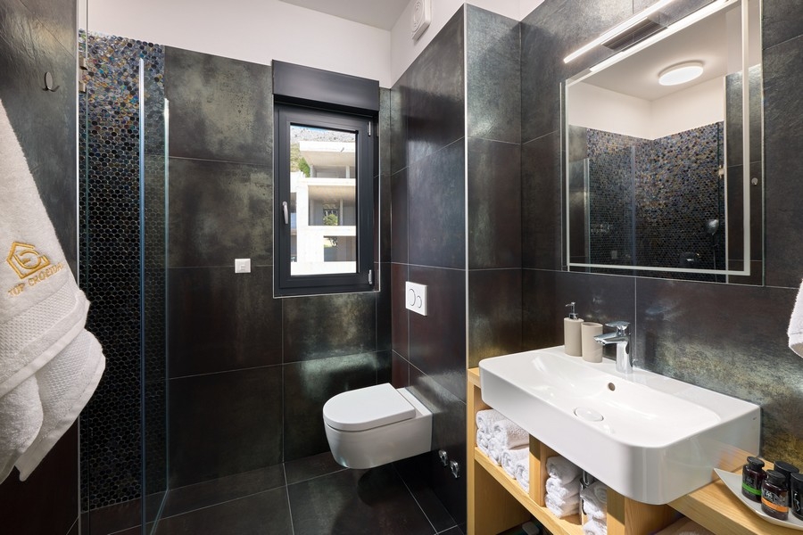 Badezimmer mit ebenerdiger Dusche