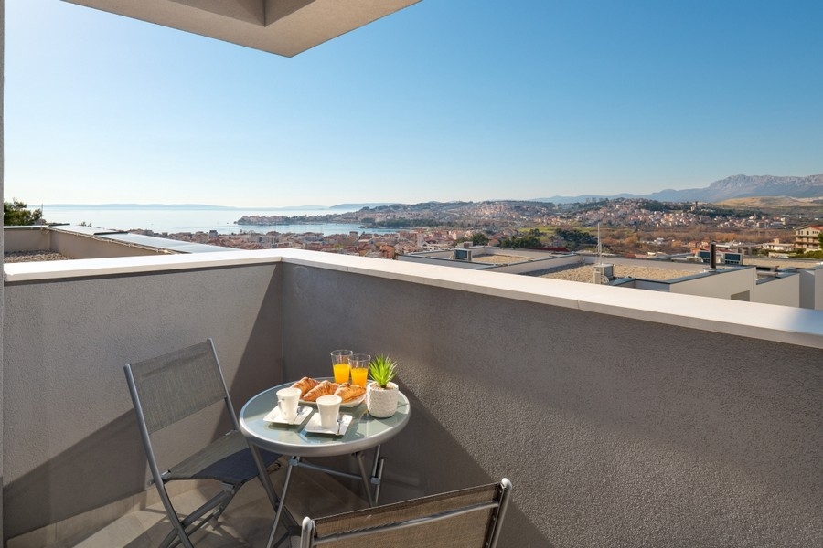 Balkon mit Meerblick über Podstrana und Split