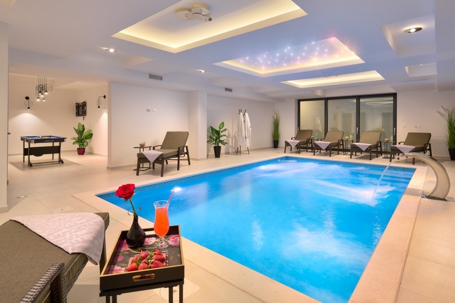 Innenpool im Wellnessbereich der Villa