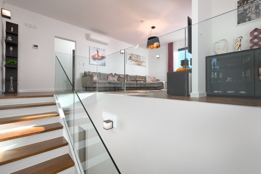 Wohnbereich mit Glasgeländer und Treppe