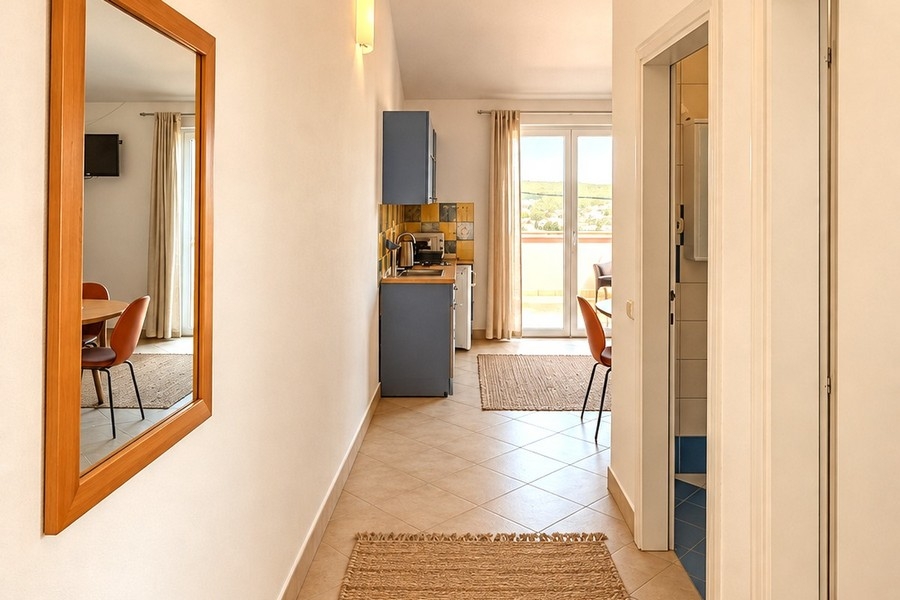 Flur eines Apartments mit Blick zur Küchenzeile