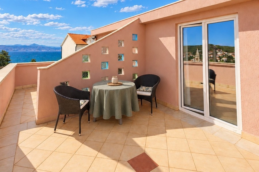 Terrasse mit Sitzplatz und Blick auf das Meer
