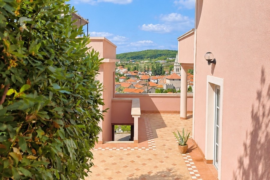 Außenansicht des Hauses mit Blick über die Dächer von Jelsa