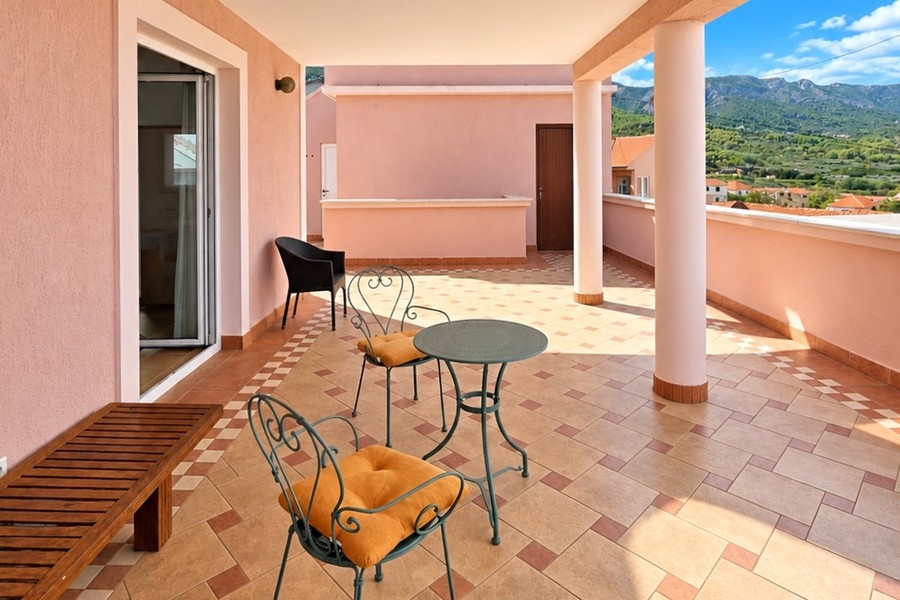 Überdachte Terrasse der Wohnung im ersten Obergeschoss