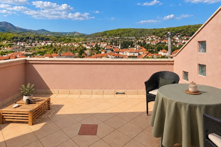 Terrasse mit Sitzgruppe und Blick über Jelsa