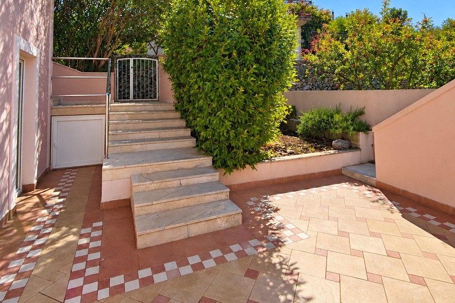 Eingangsbereich mit Treppe und mediterranem Garten