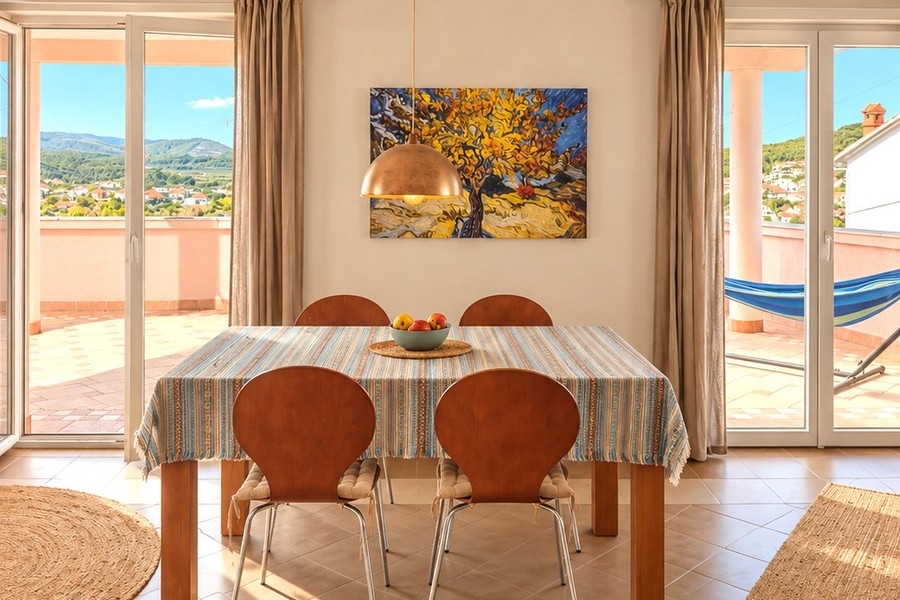 Wohnzimmer mit Esstisch und Zugang zur Terrasse