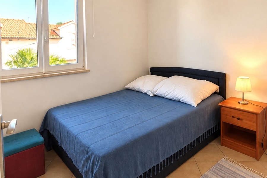 Schlafzimmer mit Doppelbett in einem der Apartments