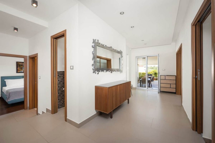 Flur mit Sideboard und Spiegel