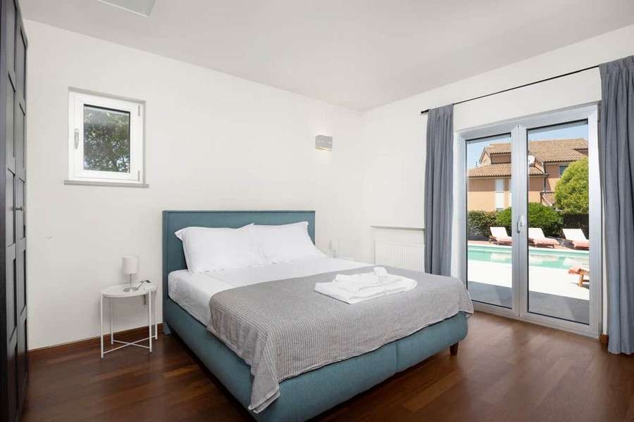 Schlafzimmer mit Blick auf den Pool