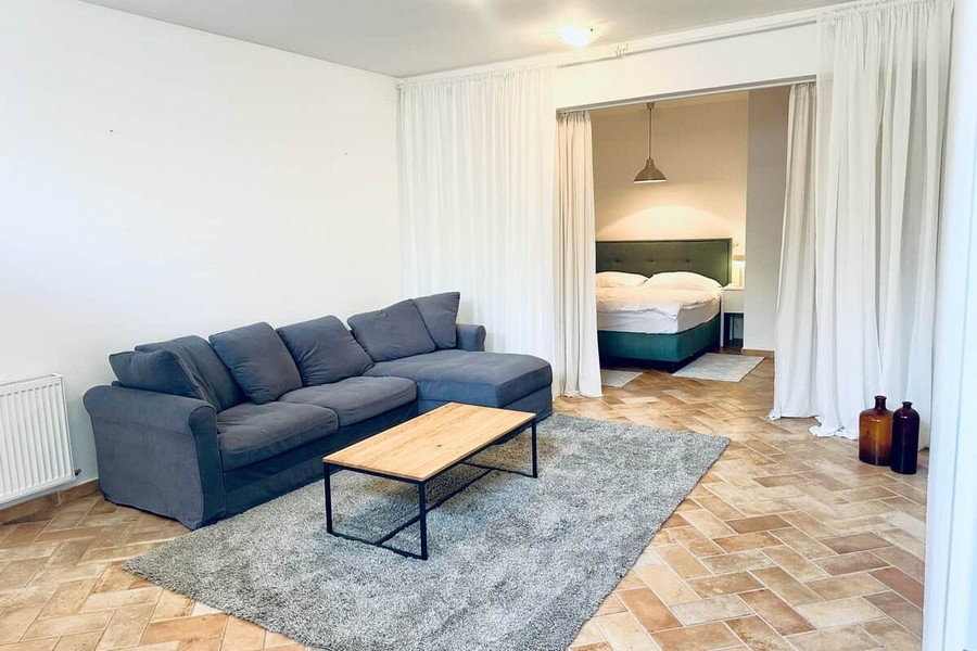 Wohnbereich des Apartments mit Sofa