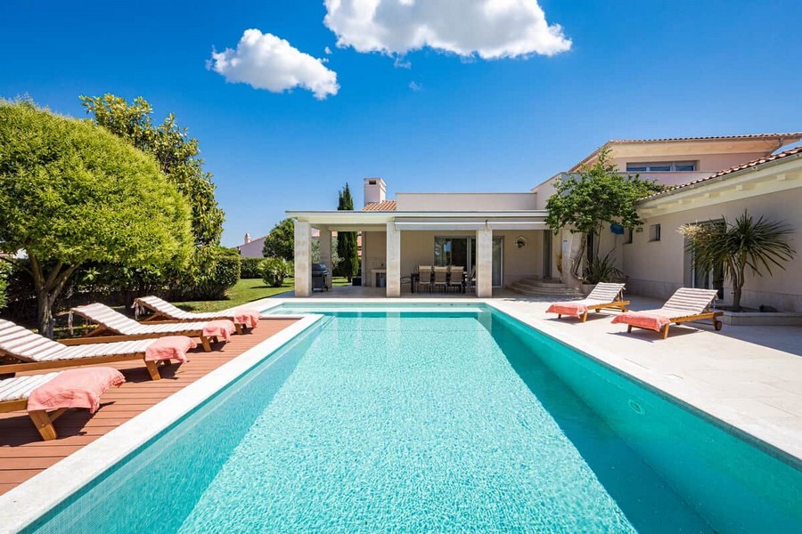 Pool und Sonnenterrasse vor der Villa