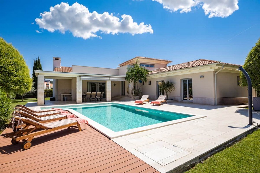 Rückseite der Villa mit Garten und Pool