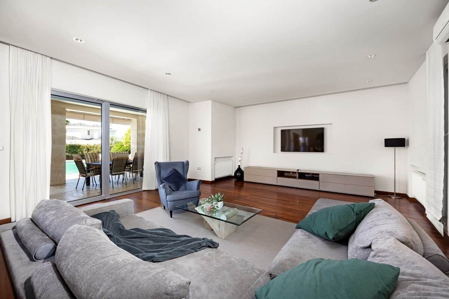 Wohnzimmer mit Sofa und Zugang zur Terrasse