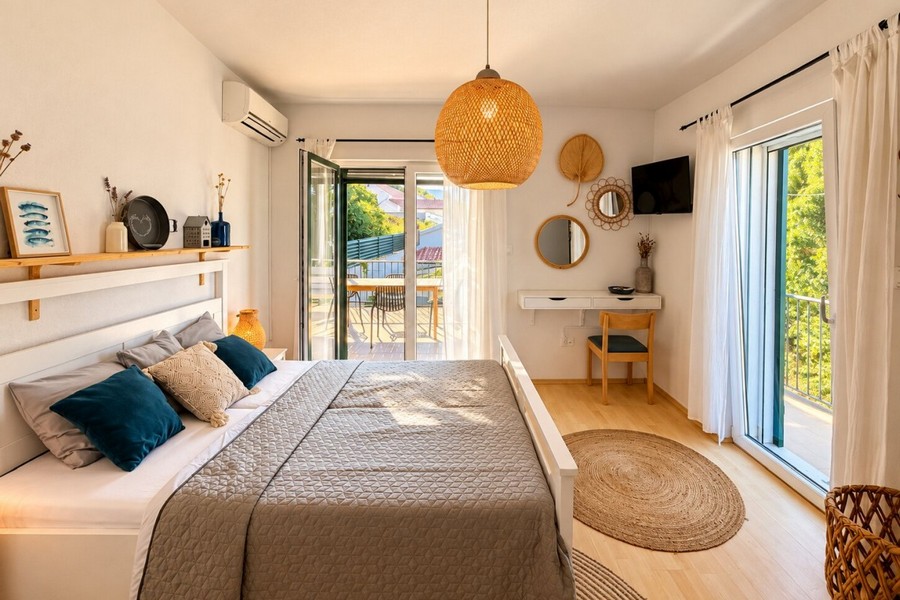 Schlafzimmer mit Zugang zum Balkon