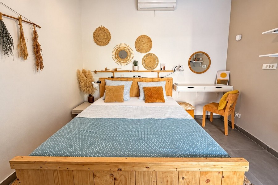 Schlafzimmer mit Doppelbett aus Holz