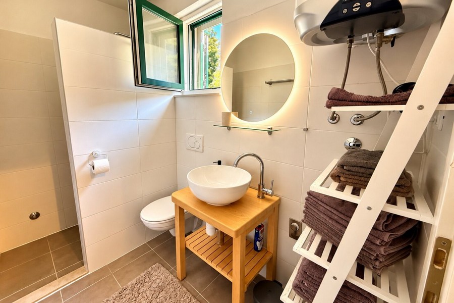 Badezimmer mit Waschtisch und Handtuchleiter