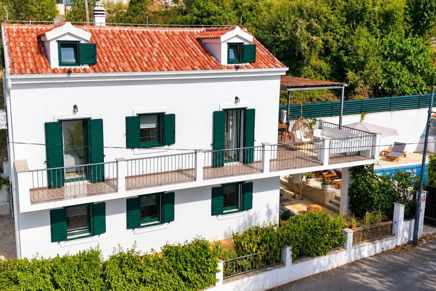Freistehendes Haus mit Balkon und Fensterläden in Podstrana
