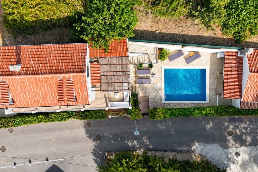 Luftaufnahme des Hauses mit Pool und Parkplatz