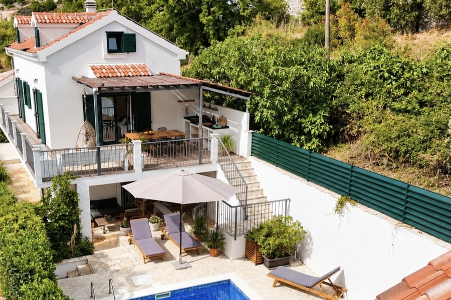 Blick von oben auf Terrasse, Pool und Garten