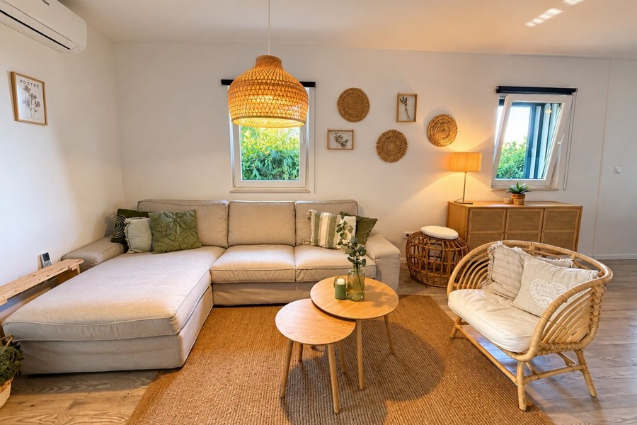 Wohnzimmer mit Sofa und Rattanmöbeln