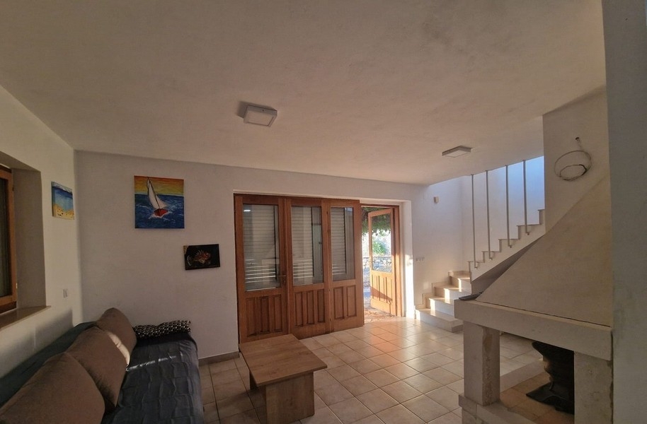 Wohnbereich mit Kamin und Treppe ins Obergeschoss