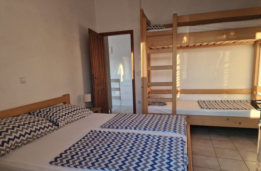 Schlafzimmer mit Doppelbett und Etagenbett