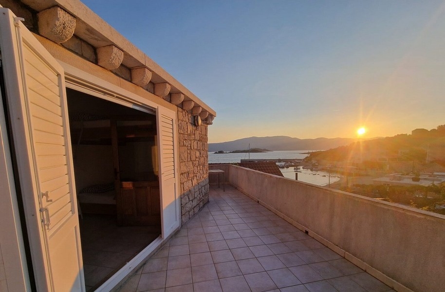 Terrasse im Obergeschoss bei Sonnenuntergang