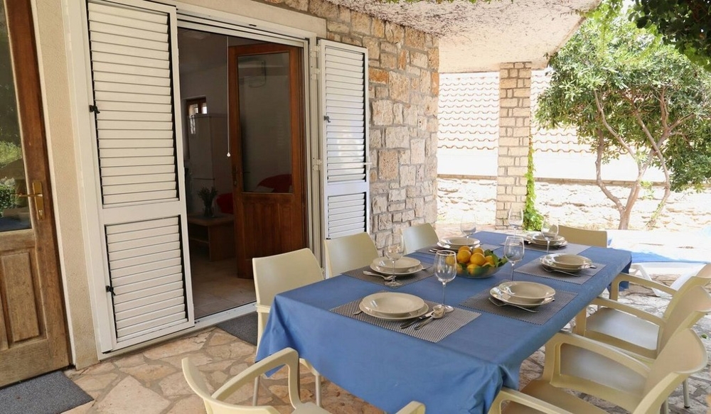 Überdachte Terrasse mit Esstisch
