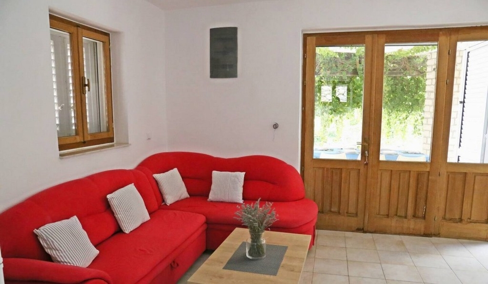 Wohnzimmer mit Sofa und Terrassentür