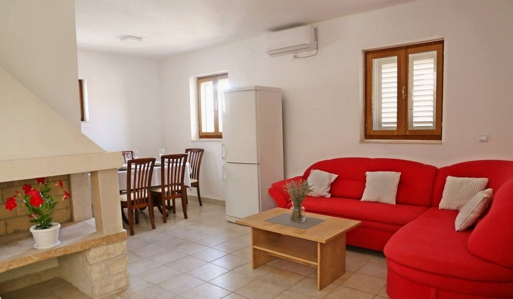 Wohnzimmer mit Kamin und Esstisch