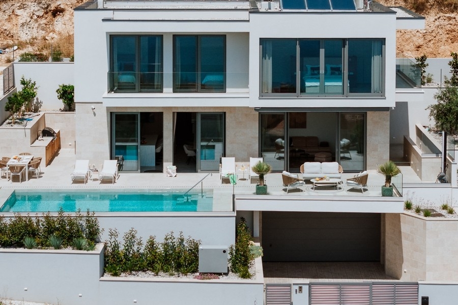 Moderne Villa mit Pool und Meerblick bei Omis, Dalmatien