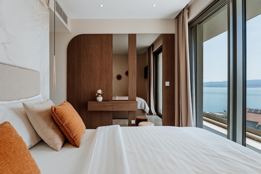 Schlafzimmer mit Holzelementen und Glasfront