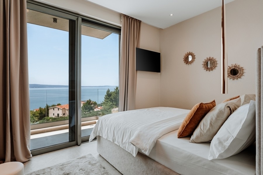 Schlafzimmer mit Doppelbett und Meerblick