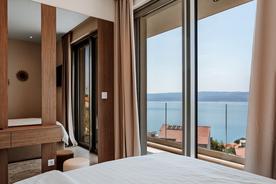 Helles Schlafzimmer mit Blick über die Küste