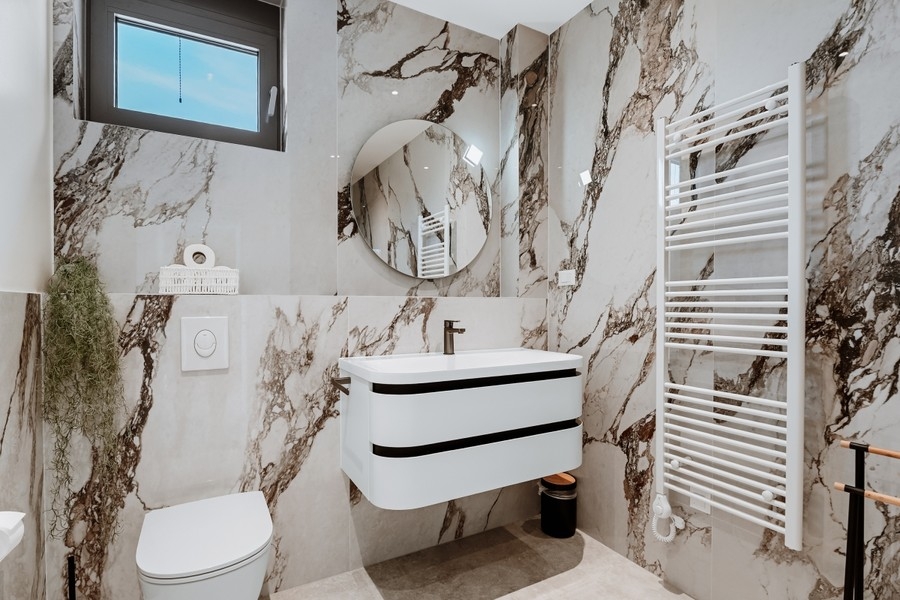 Badezimmer in Marmoroptik