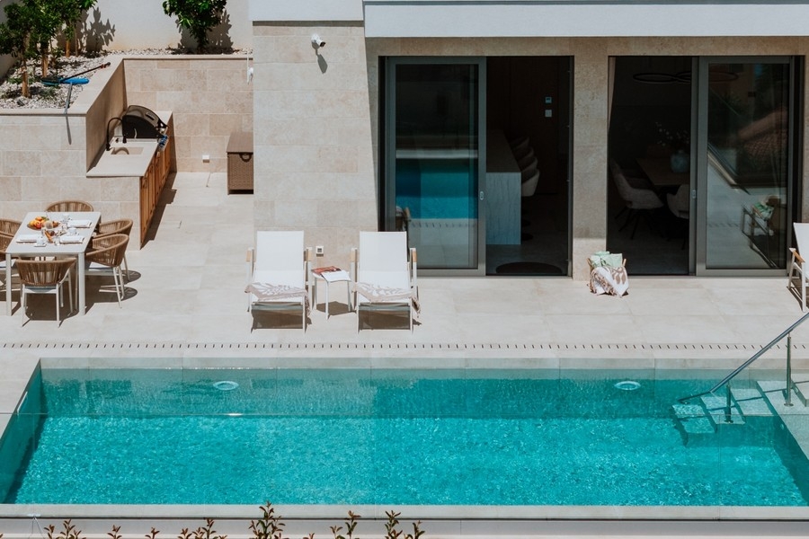 Pool mit Sonnenliegen auf der Terrasse