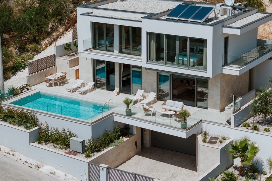 Außenansicht der Villa mit Pool und Terrassen