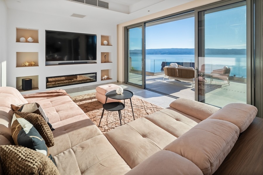 Wohnzimmer mit großer Glasfront und Meerblick