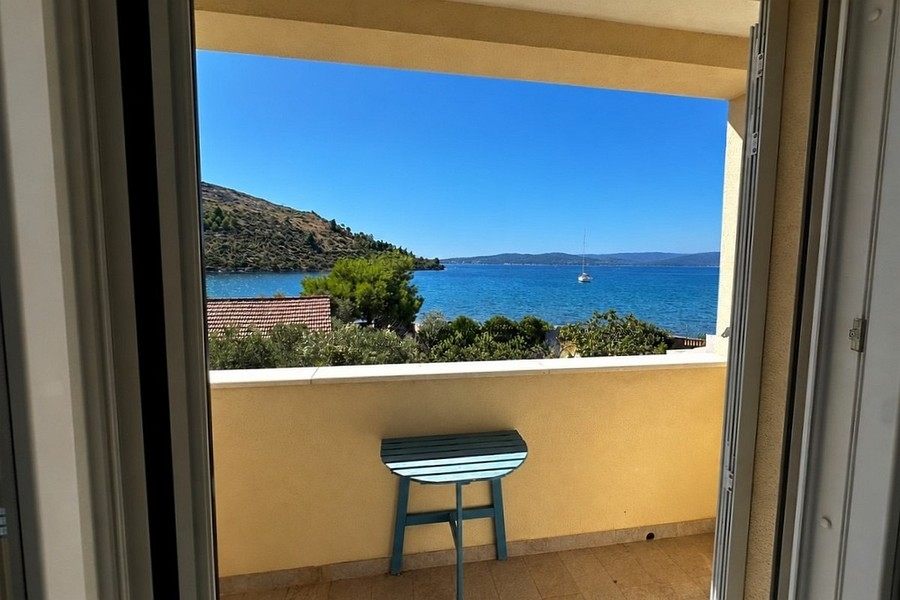 Villa mit Meerblick bei Rogoznica, wenige Schritte vom Meer