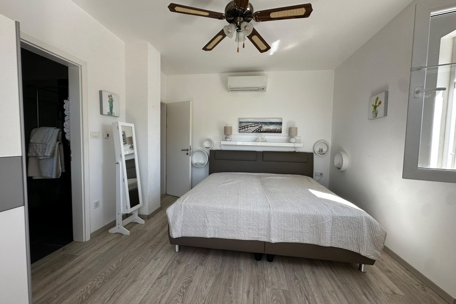 Hauptschlafzimmer mit Doppelbett