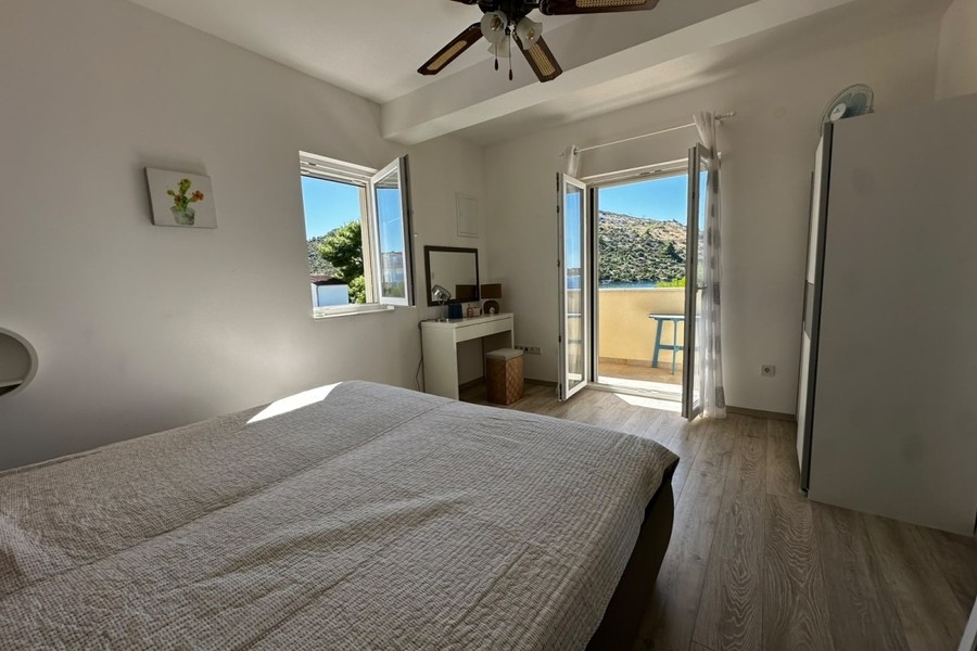Schlafzimmer mit Zugang zum Balkon