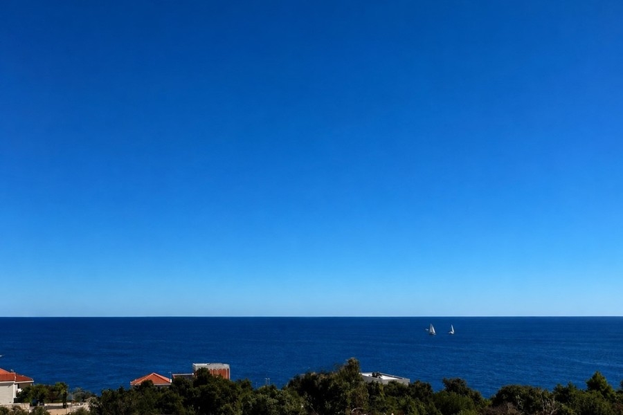 Blick vom Grundstück auf das offene Meer