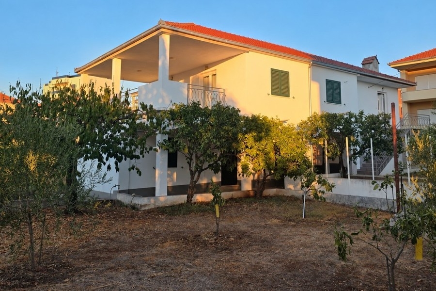 Außenansicht des Hauses mit Garten