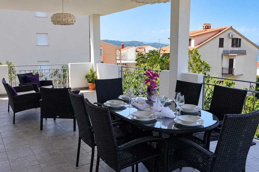 Überdachte Terrasse mit Esstisch