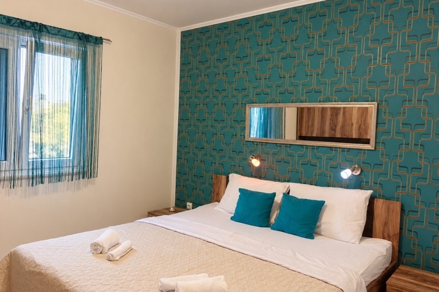 Schlafzimmer mit türkisfarbener Wand