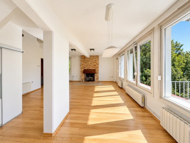 Heller Wohnbereich mit großer Fensterfront