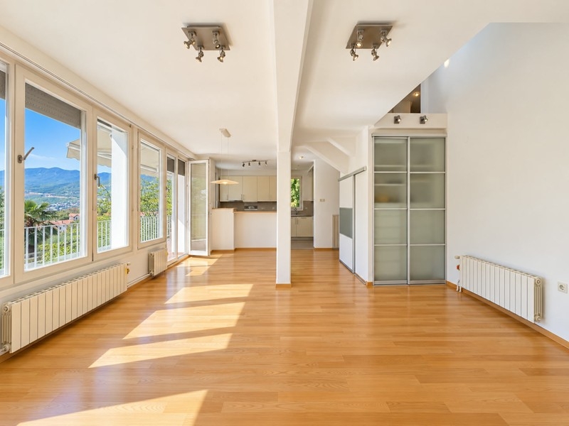 Wohnbereich mit Blick zur Küche